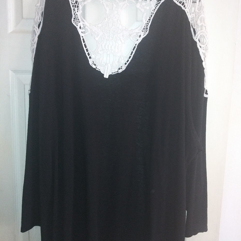 Little jacket with cream color lace
